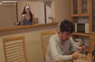 الزوجة الخائنة تتناك في الخلف وزوجها المغفل لا يدري